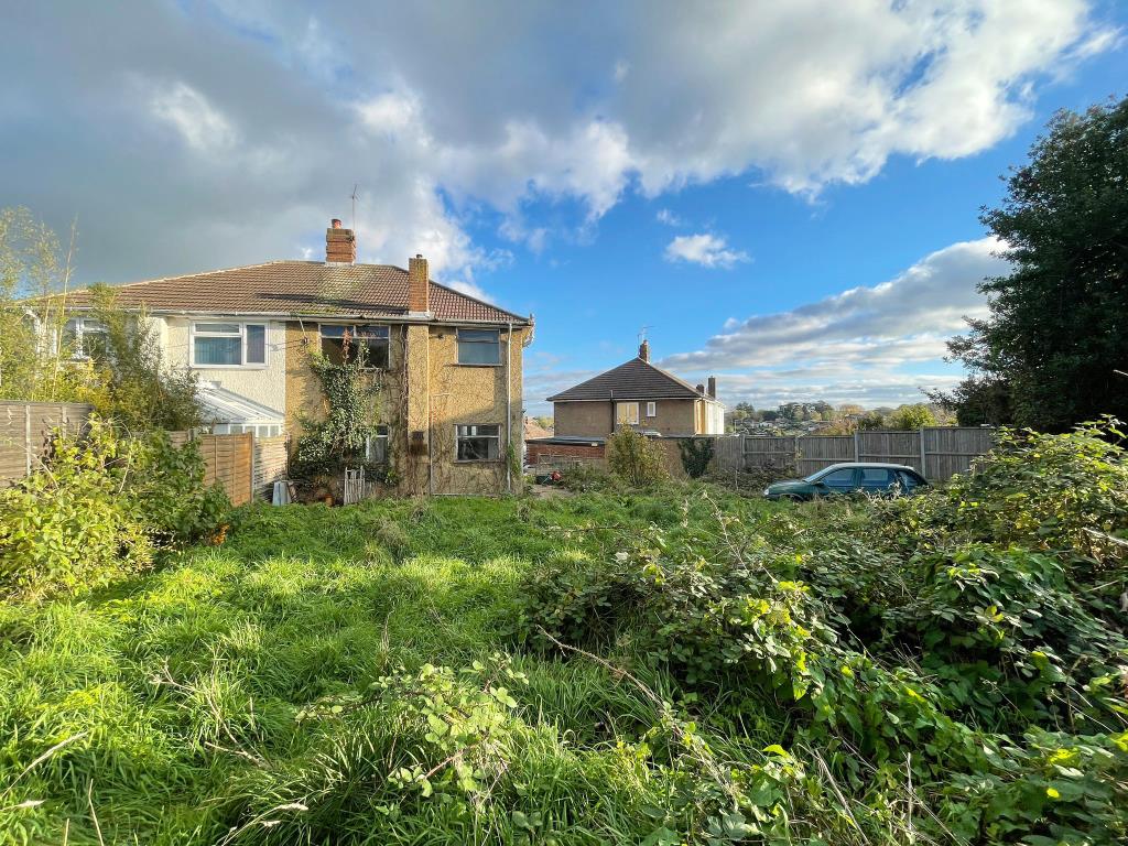 Lot: 116 - SEMI-DETACHED HOUSE FOR IMPROVEMENT - 